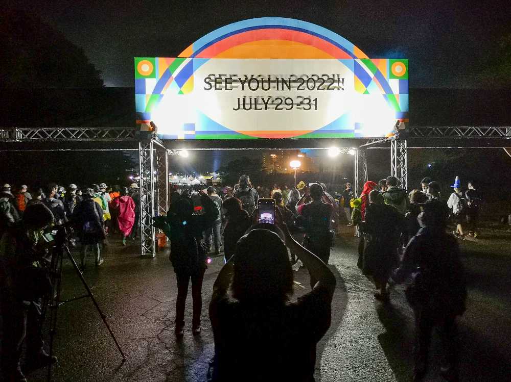 日曜夜。入場ゲートに2022年の開催日程を掲示。