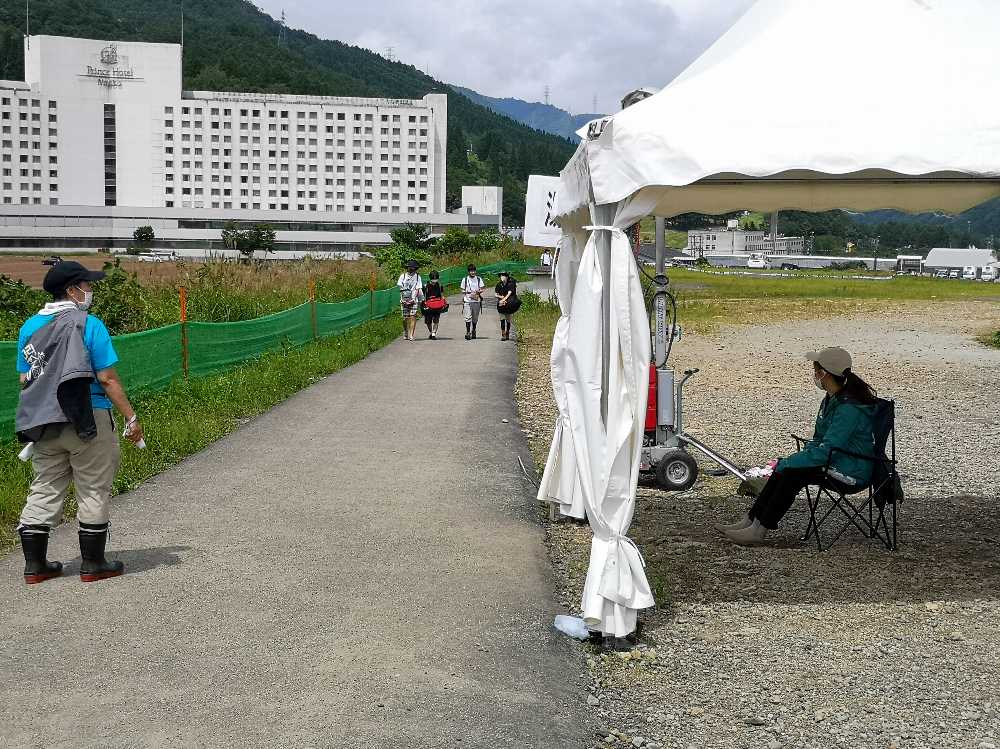 シャトルバス乗り場近く。