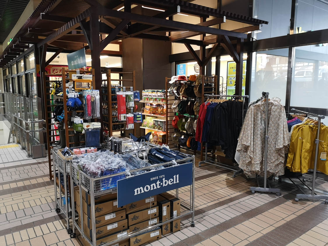 アウトドア用品店。フジロック期間中はフジロック向け商品が多め。