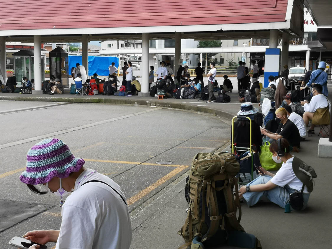 シャトルバス待ちの行列。