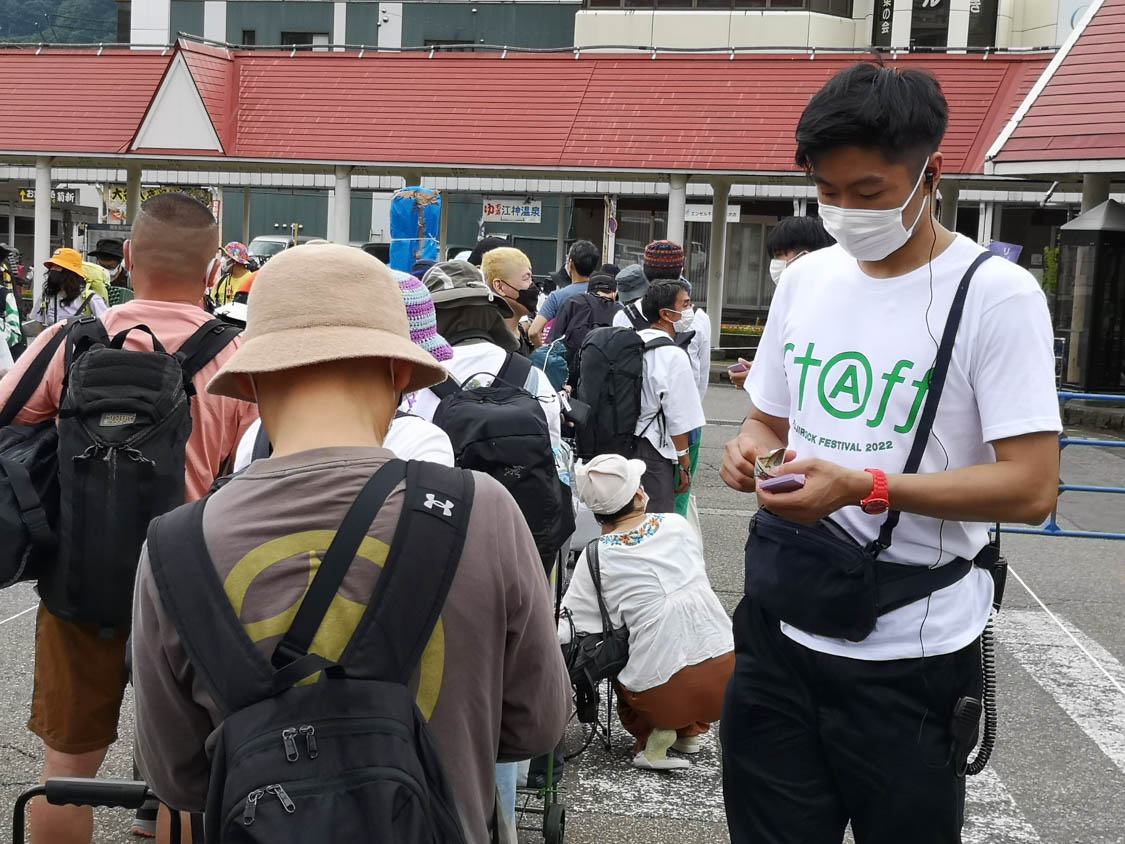 シャトルバス代の徴収。