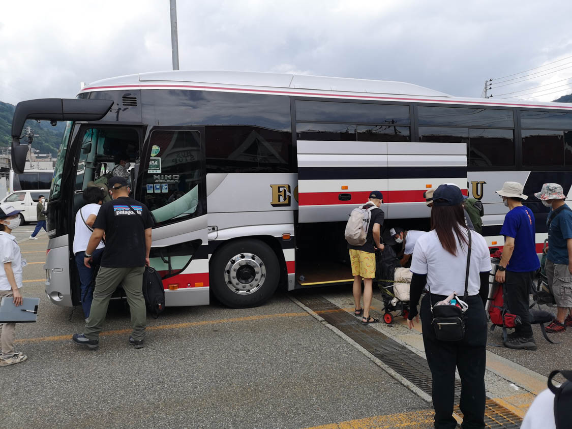 シャトルバス乗車。