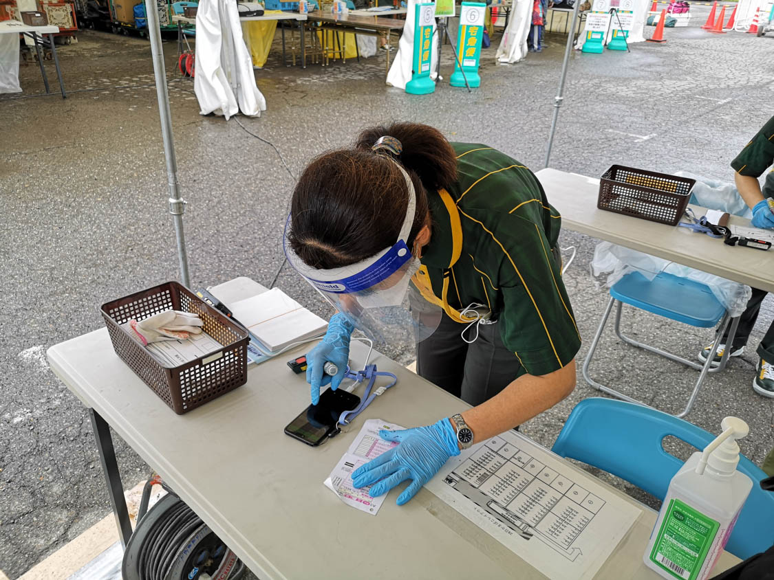 手袋、フェイスガード、マスクで業務。