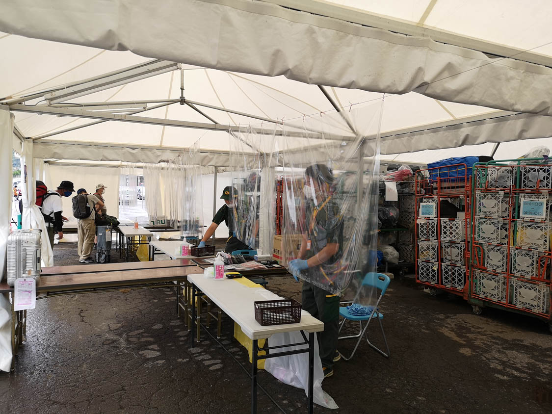 荷物受け取り場所でもビニールの幕がありました。