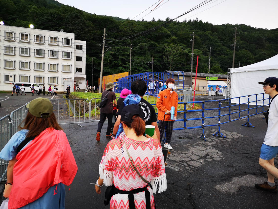 木曜夕方、前夜祭会場へ。