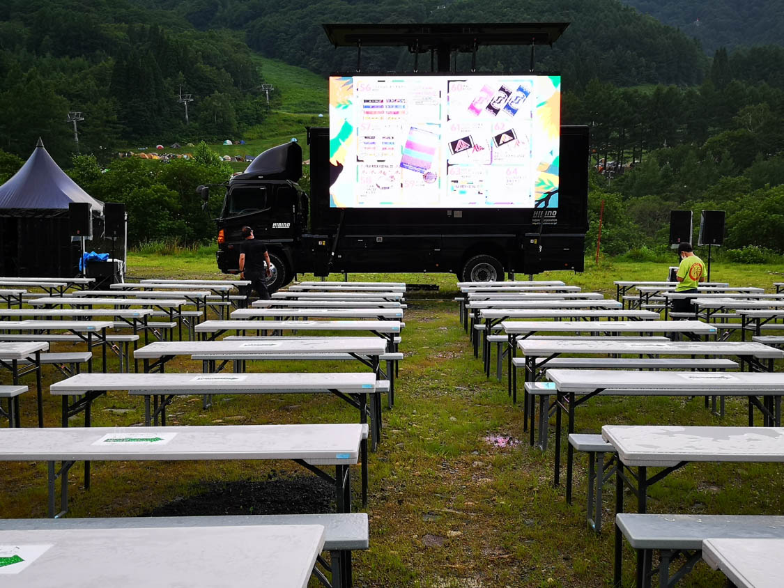 テーブル席とモニター。