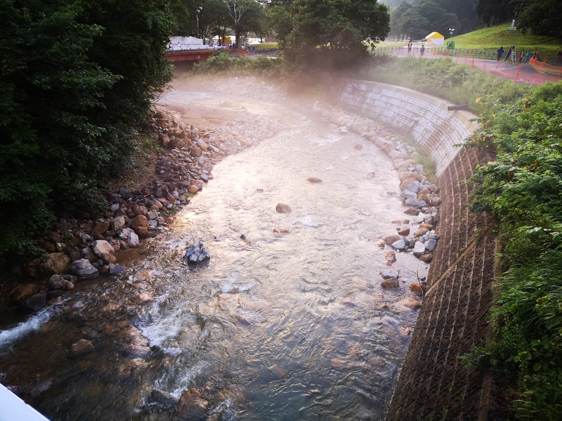 雨の直後で霧が出ています。