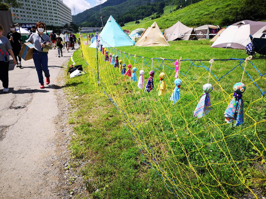 キャンプサイトにあるてるてる坊主。