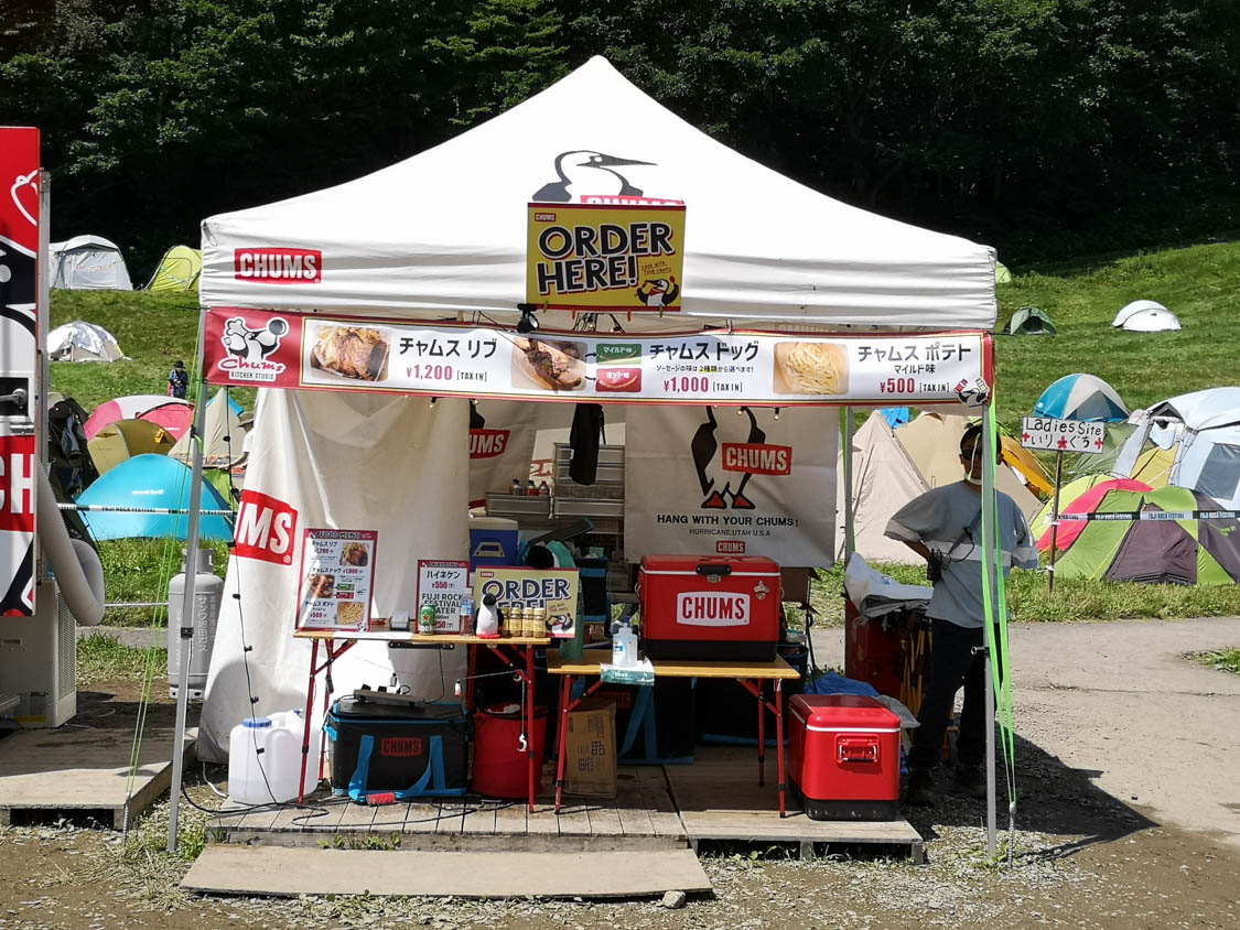 注文はテントでするという変則キッチンカー。