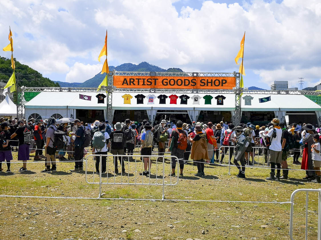 アーティストグッズ売り場。