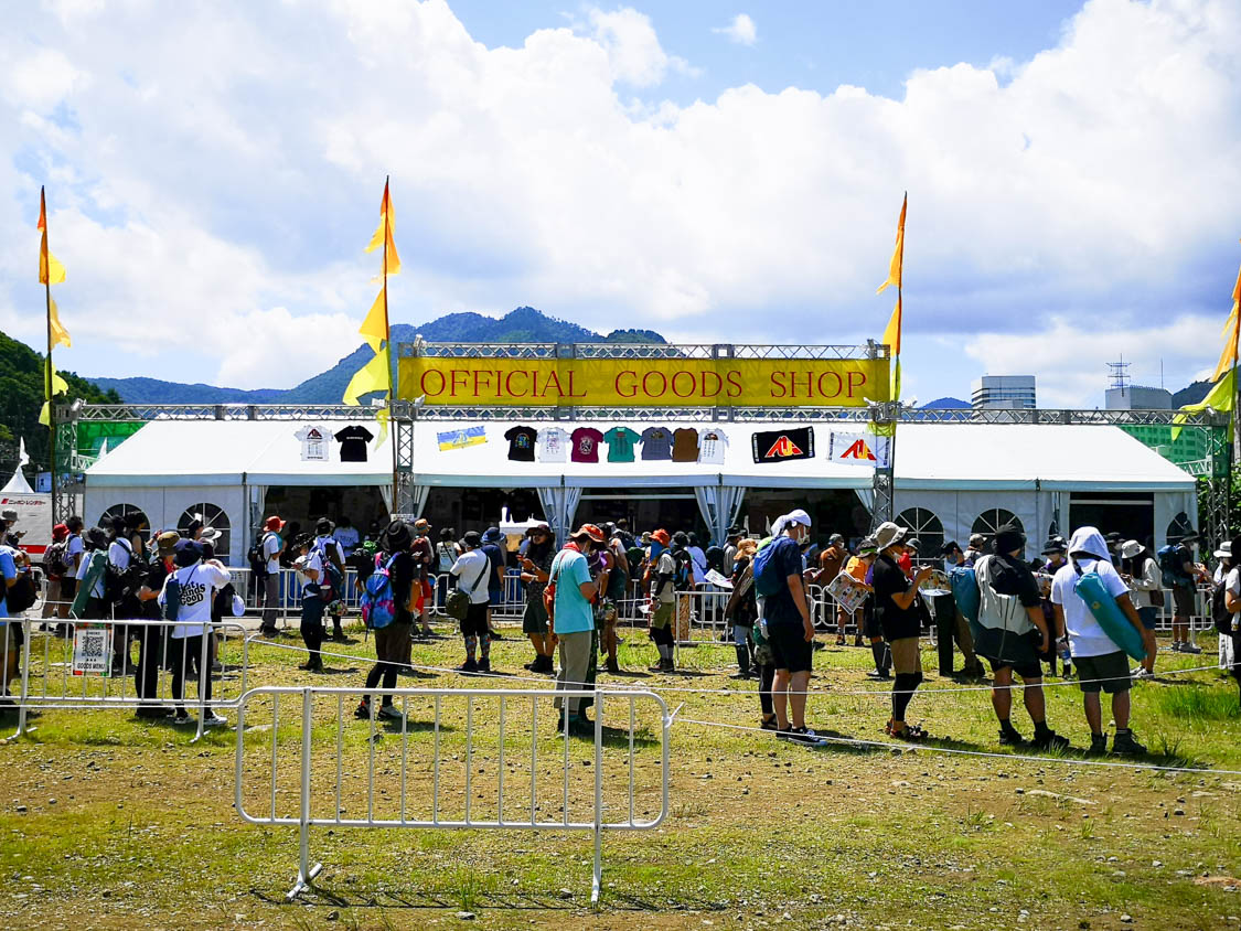 公式グッズ売り場。