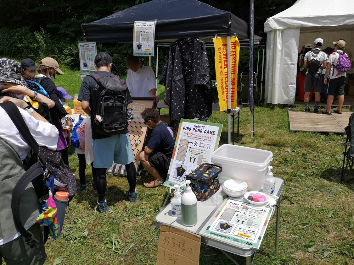 KIU。ポンチョも販売。