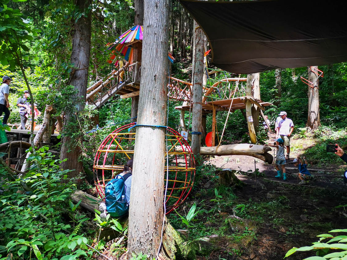 公園と変わらない遊具があります。