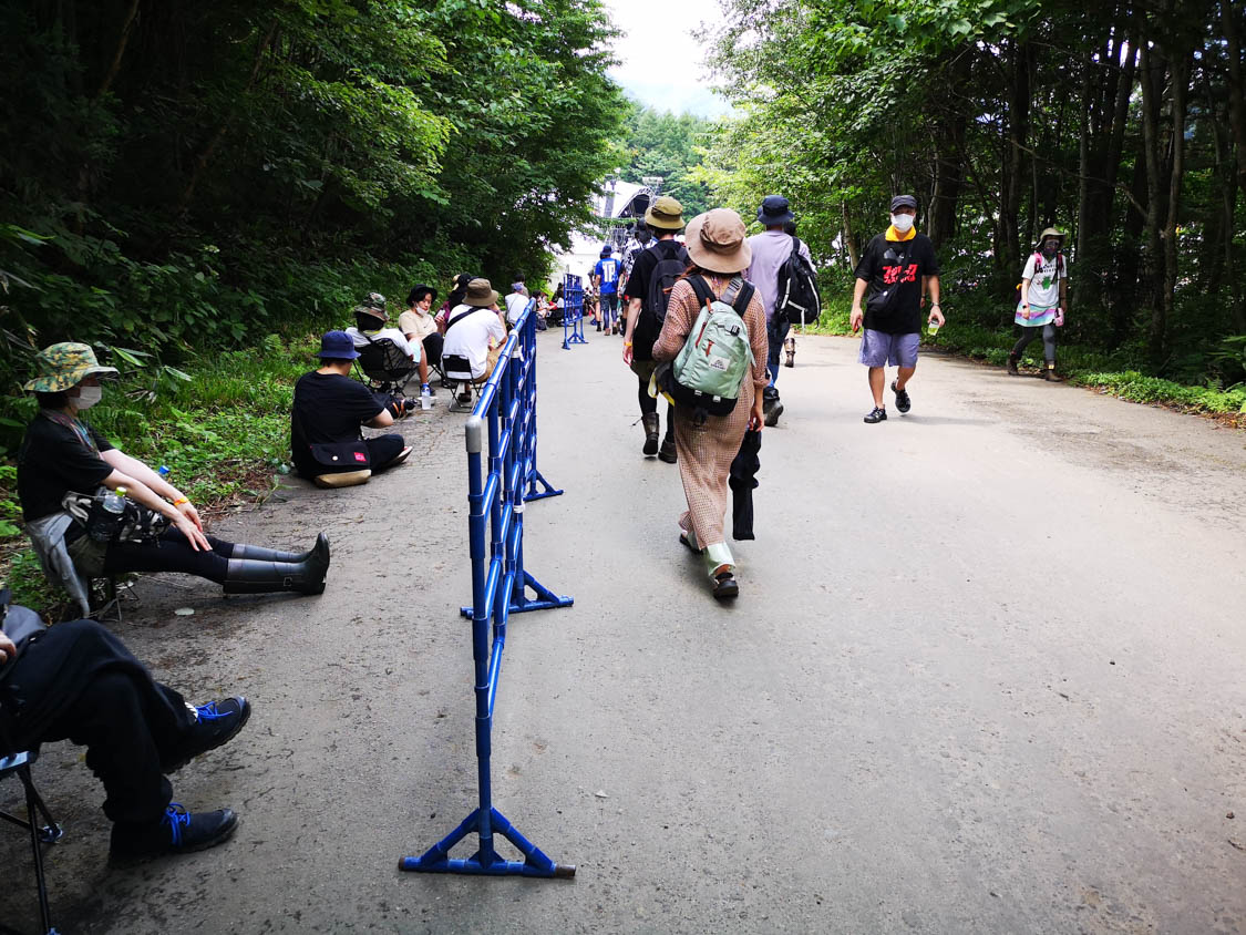 導線と休憩を分けるフェンスがありました。