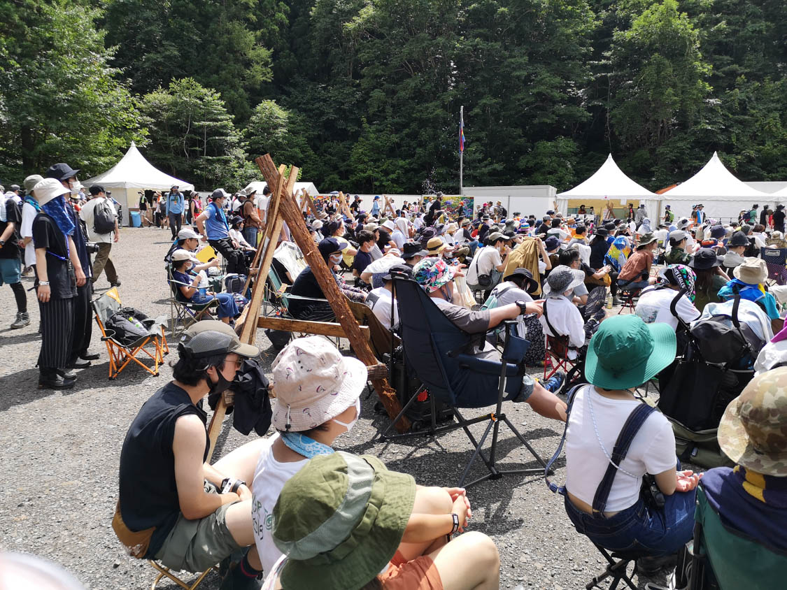 後方はほとんどがいすに座っています。