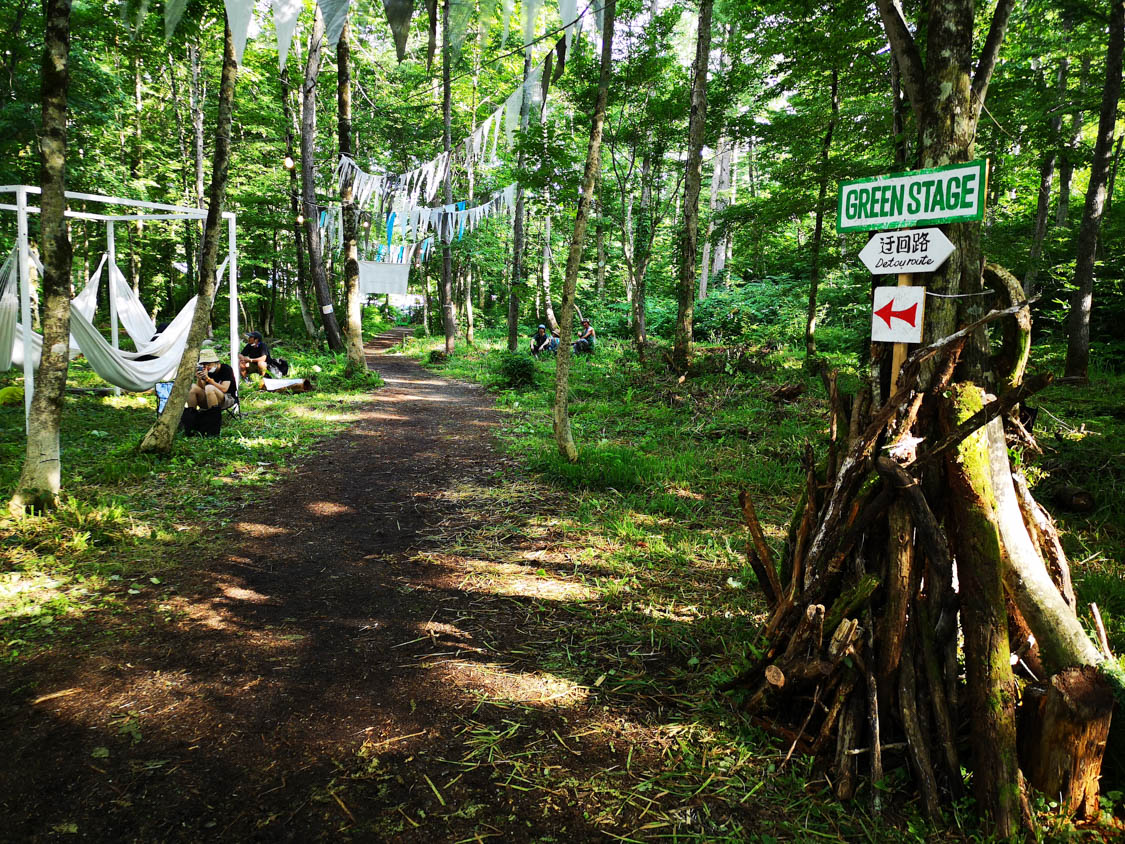 裏道のような迂回路。