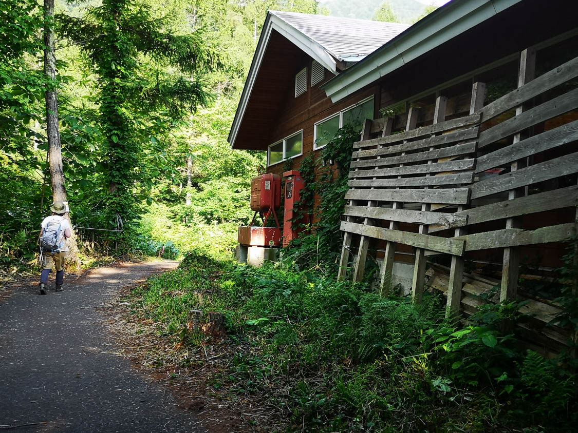 倉庫のような建物の脇を通過。