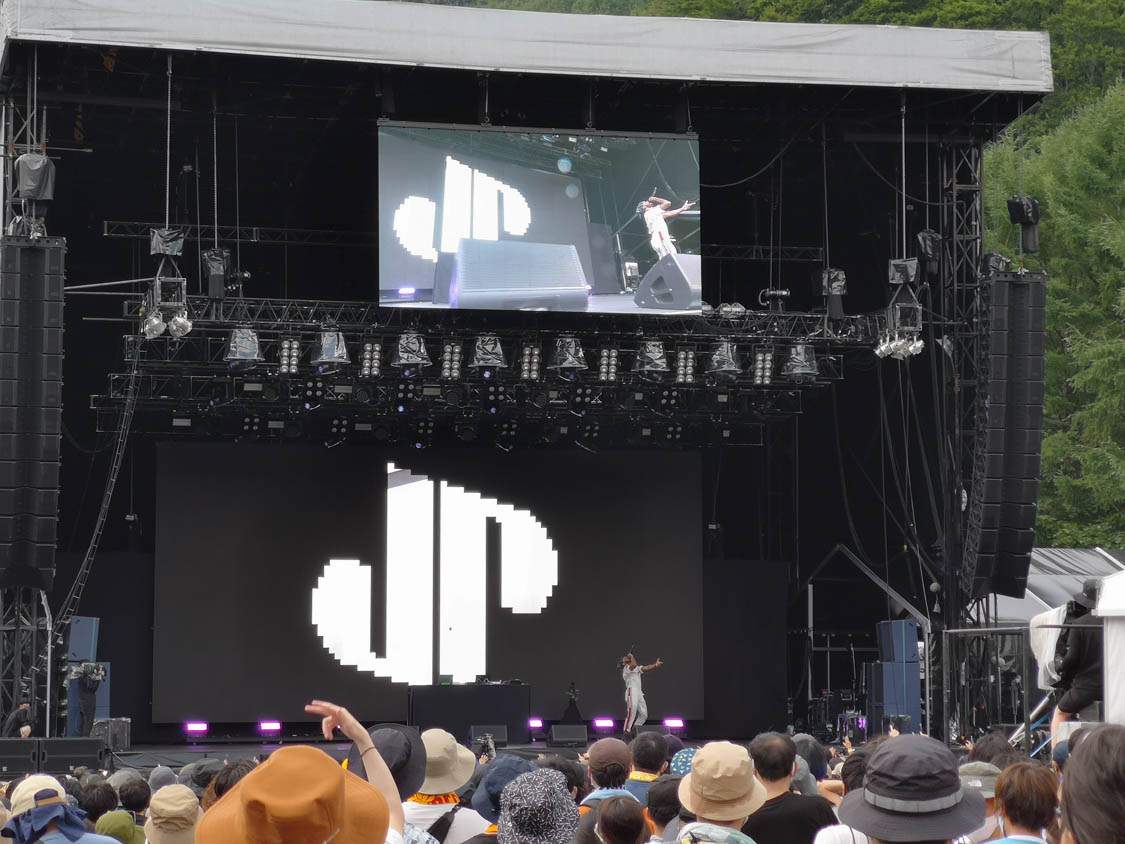 JPEGMAFIA。1人で出演。