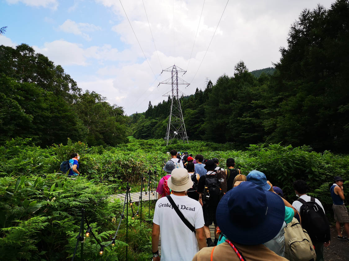 送電線に沿って開削されています。