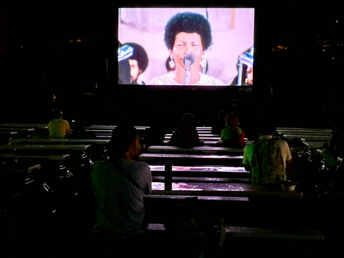 映画上映。アレサ・フランクリンが熱唱。