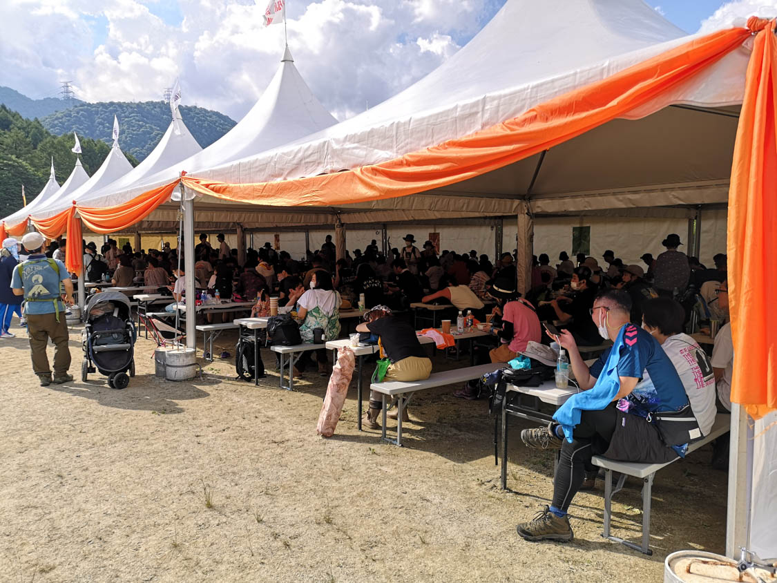 屋根付きテーブル席。