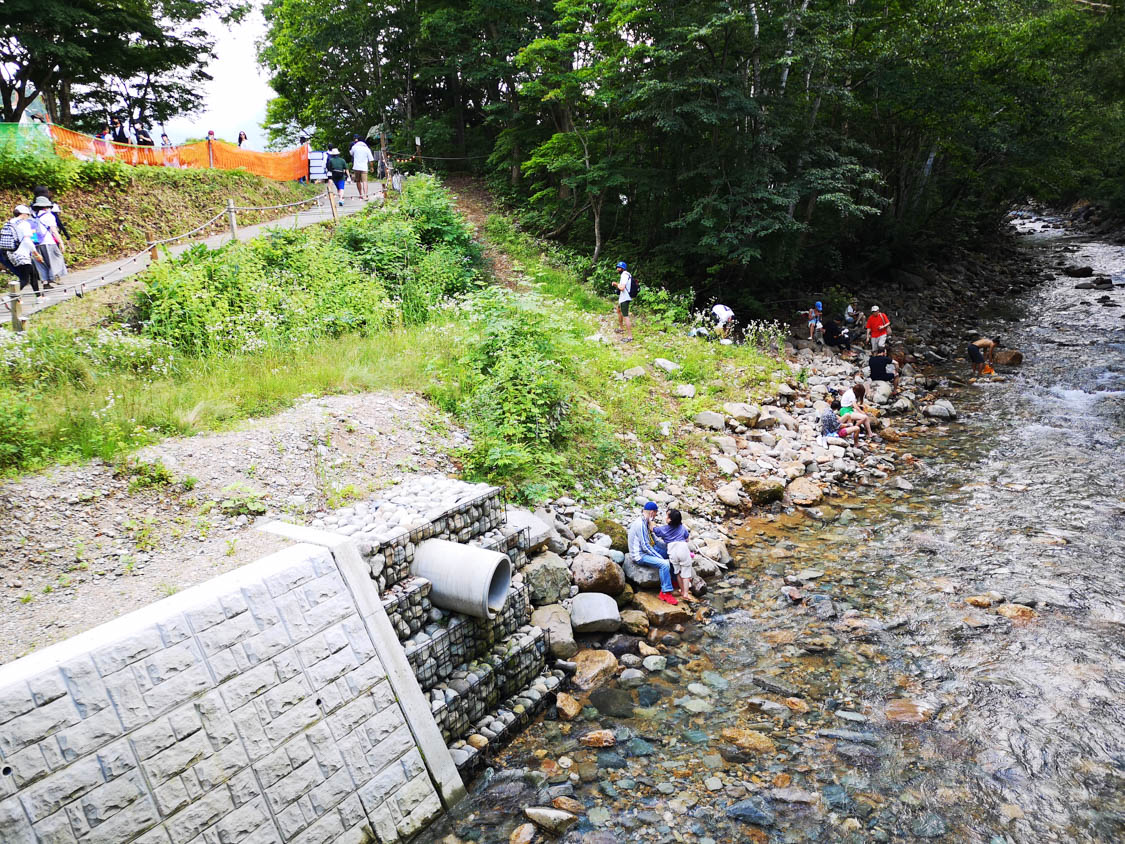 浅貝川へ降りる人も。