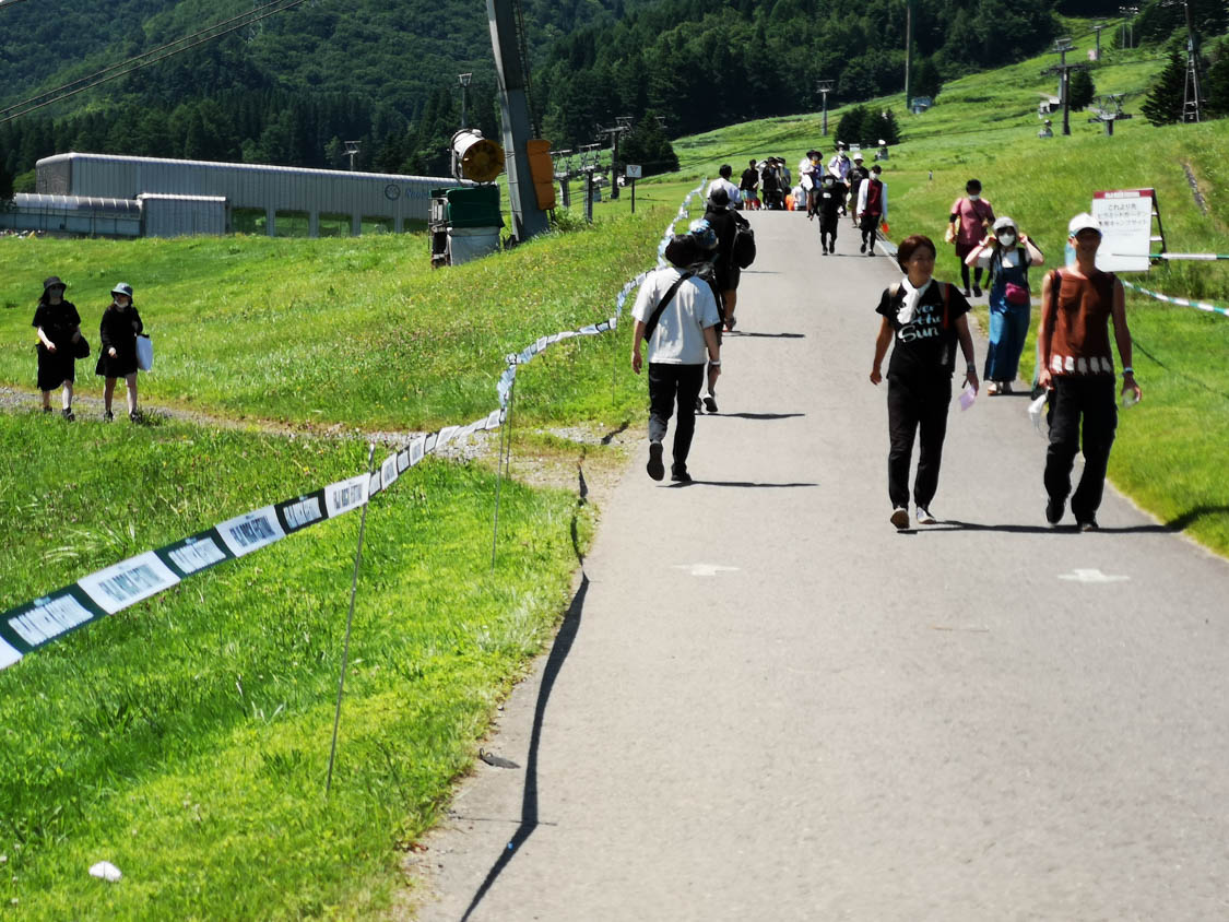 キャンプサイトからピラミッドガーデンへ。