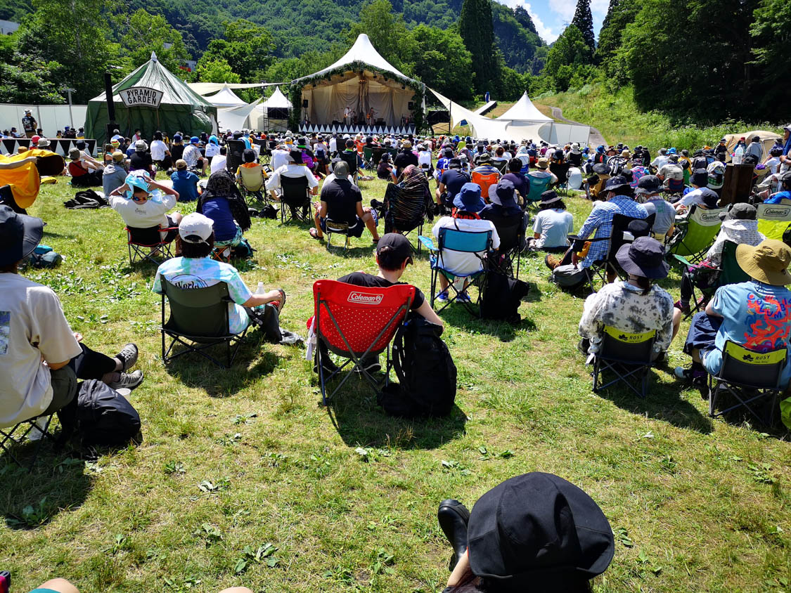 ピラミッドガーデンのステージ。