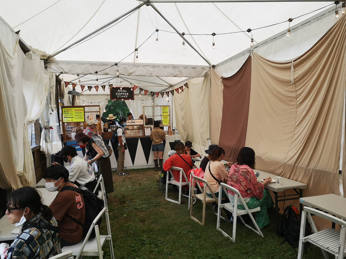 いすとテーブルがあります。