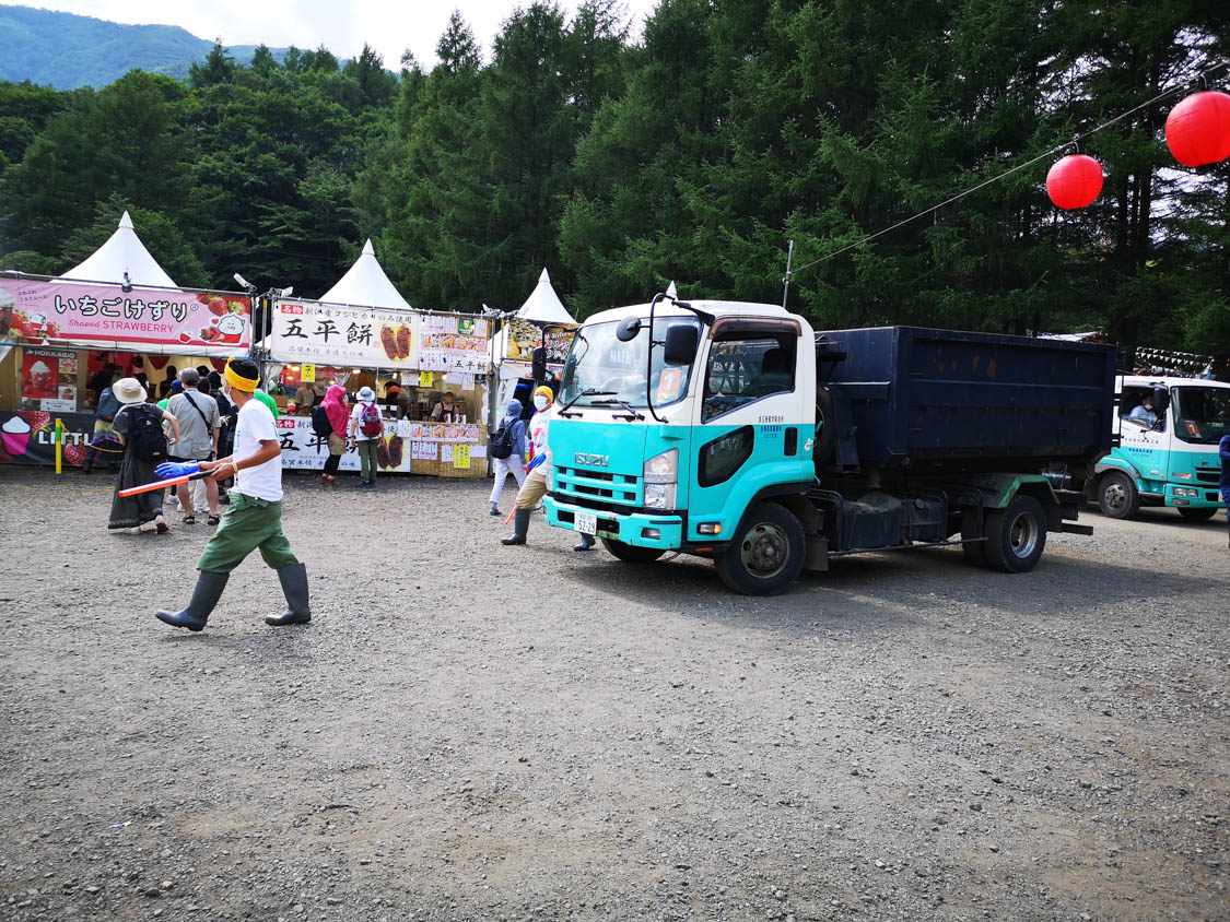 ごみ収集車が昼間に収集に来ます。