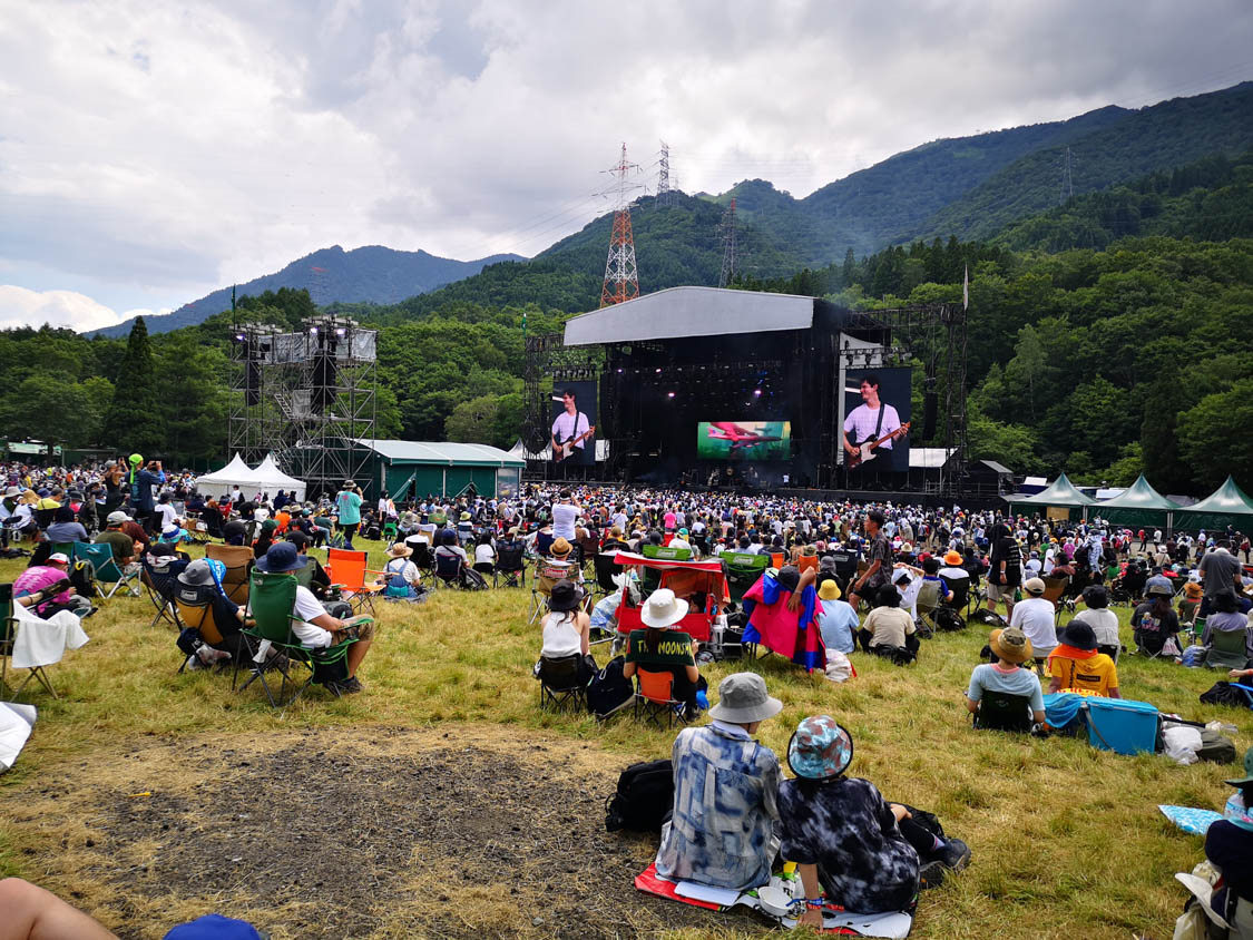 折りたたみ椅子は近年、座面高が低くなりました。