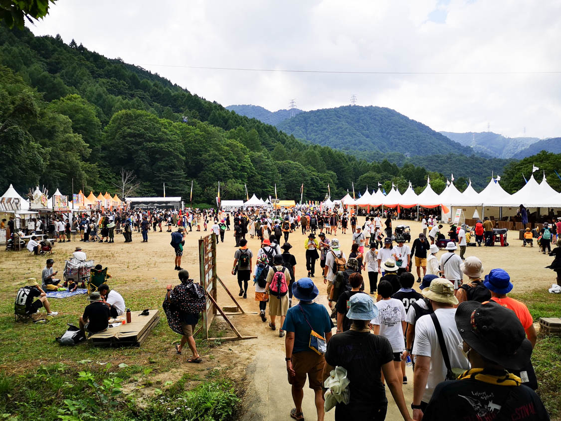 晴れているときは土埃、雨の時は地面が泥になります。