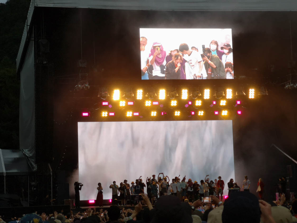 スーパーオーガニズム。客をステージに上げていました。