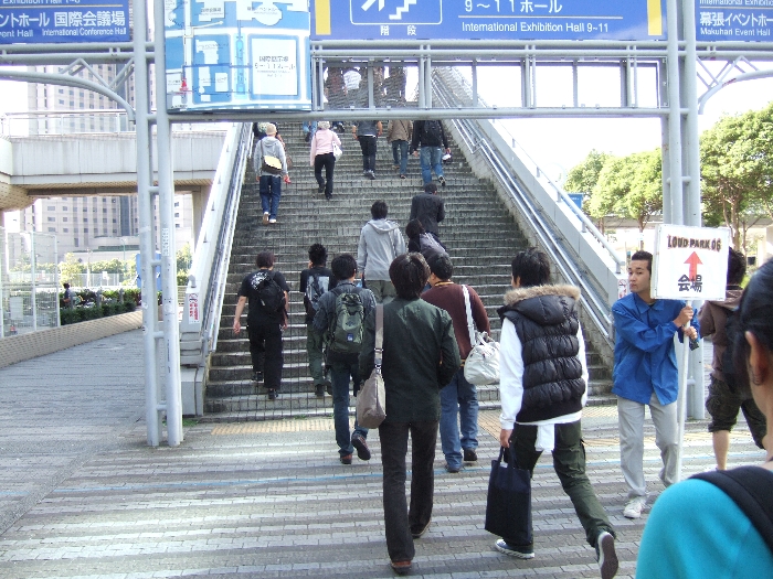 JR海浜幕張駅から幕張メッセの会場へ向かうルート。