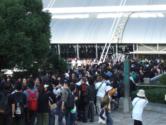 入場待ちで並ぶ人。黒いTシャツが多い。