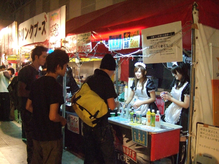 メイド姿で接客する店。洋楽系フェスティバルではラウドパークだけに見られる光景。