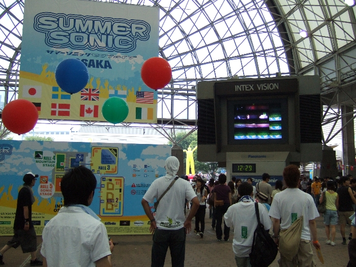 インテックス大阪内のステージが映し出されるモニター。