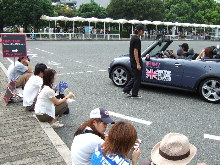 インテックス大阪とZEPP大阪を循環するローバー・ミニ。ナンバープレートは千葉でした。