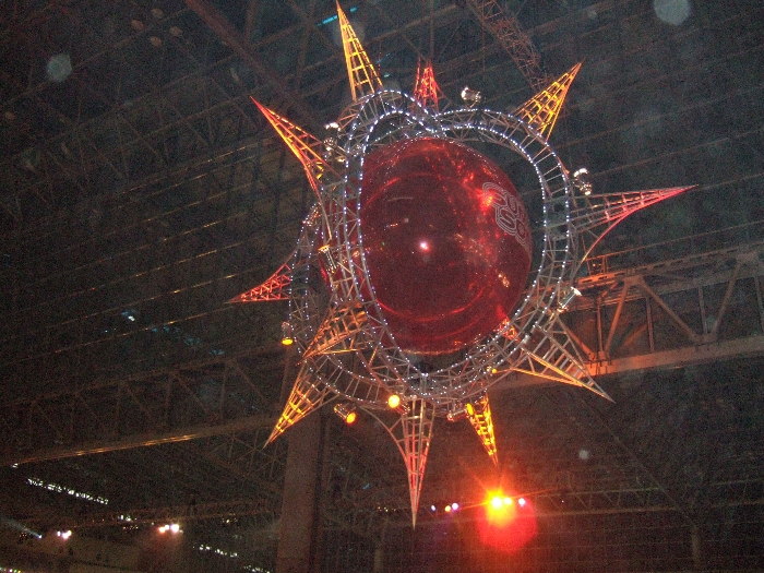 幕張メッセの中。回転しています。