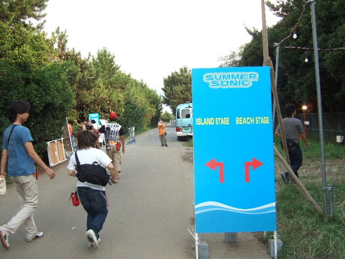 ビーチ・ステージとアイランド・ステージは千葉マリンスタジアムから同じ道を通ります。