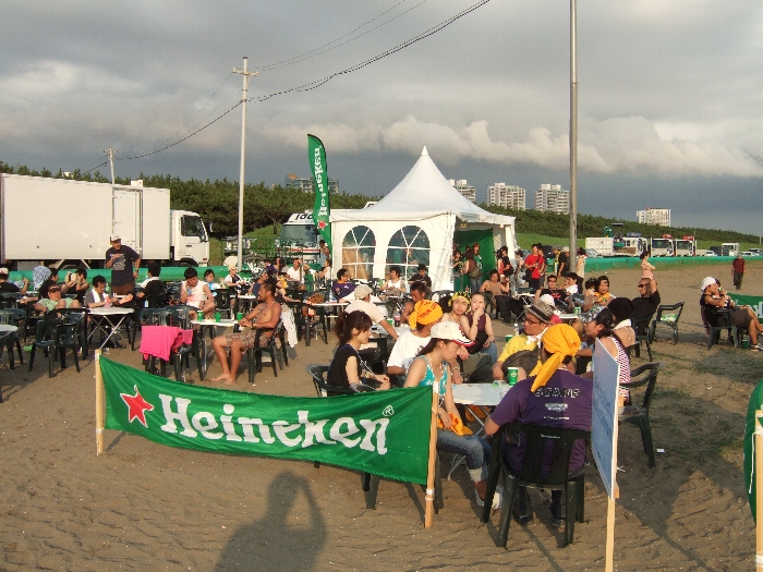 ステージの後方にあるハイネケンのコーナー。ビーチ・ステージは壁で仕切られているのでステージそのものは見られません。