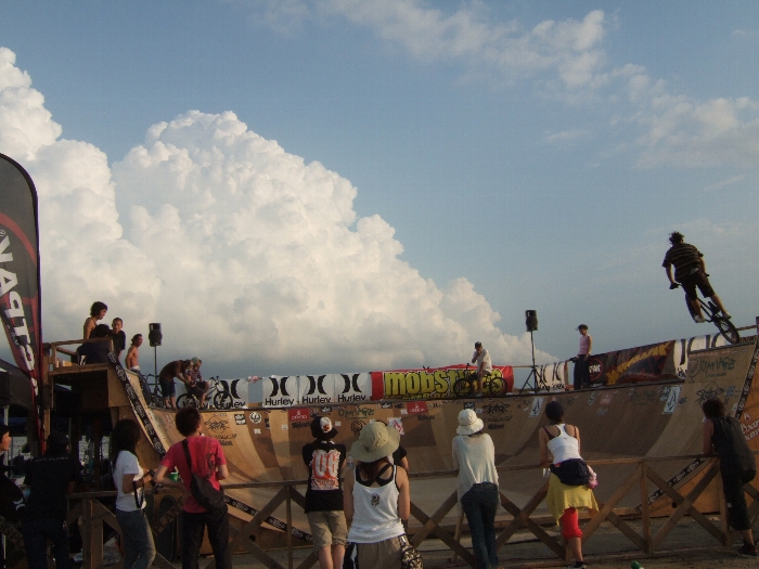 1日2回のパフォーマンスが予定されています。