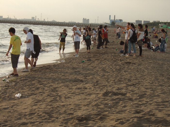 波とたわむれる人。