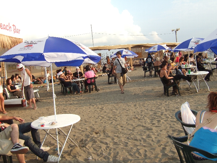 ステージ後方のテーブル付きパラソル。