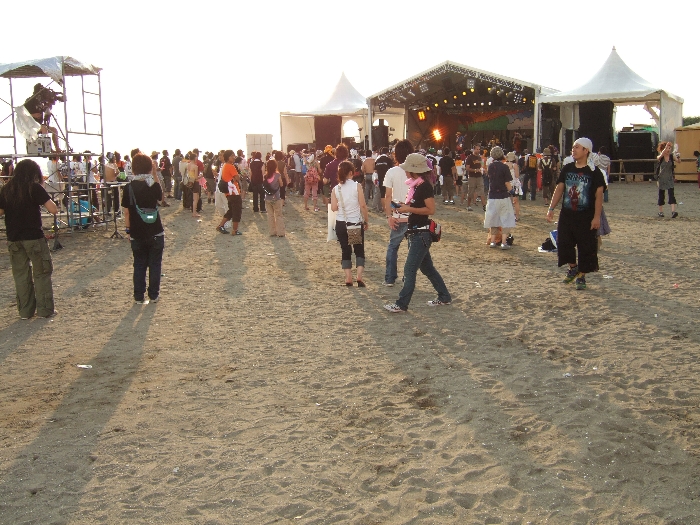 ビーチ・ステージ。アコースティック・ギター中心のサーフ・ミュージックにちょうどいいような規模です。