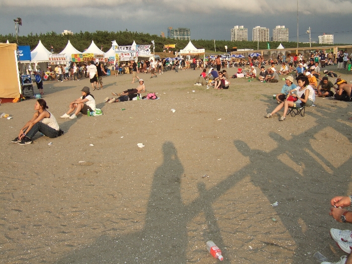 収容人数は数百人程度か。