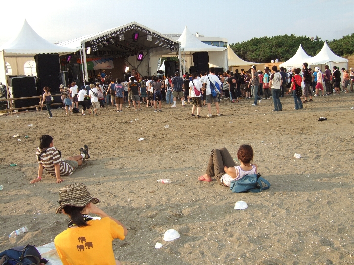 アーティストによってはステージのすぐ近くでも砂の上に座って見られます。