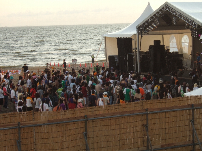 柵の外に出て土手から見たビーチ・ステージ。