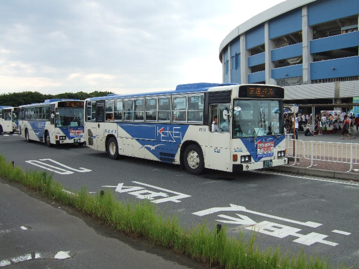 バスは何台も巡回しているので利便性は高い。