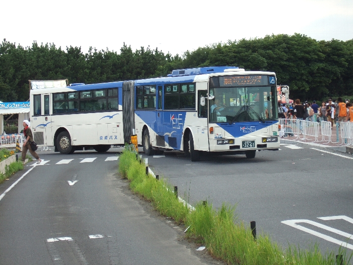 2台を連結した大型バスも巡回。